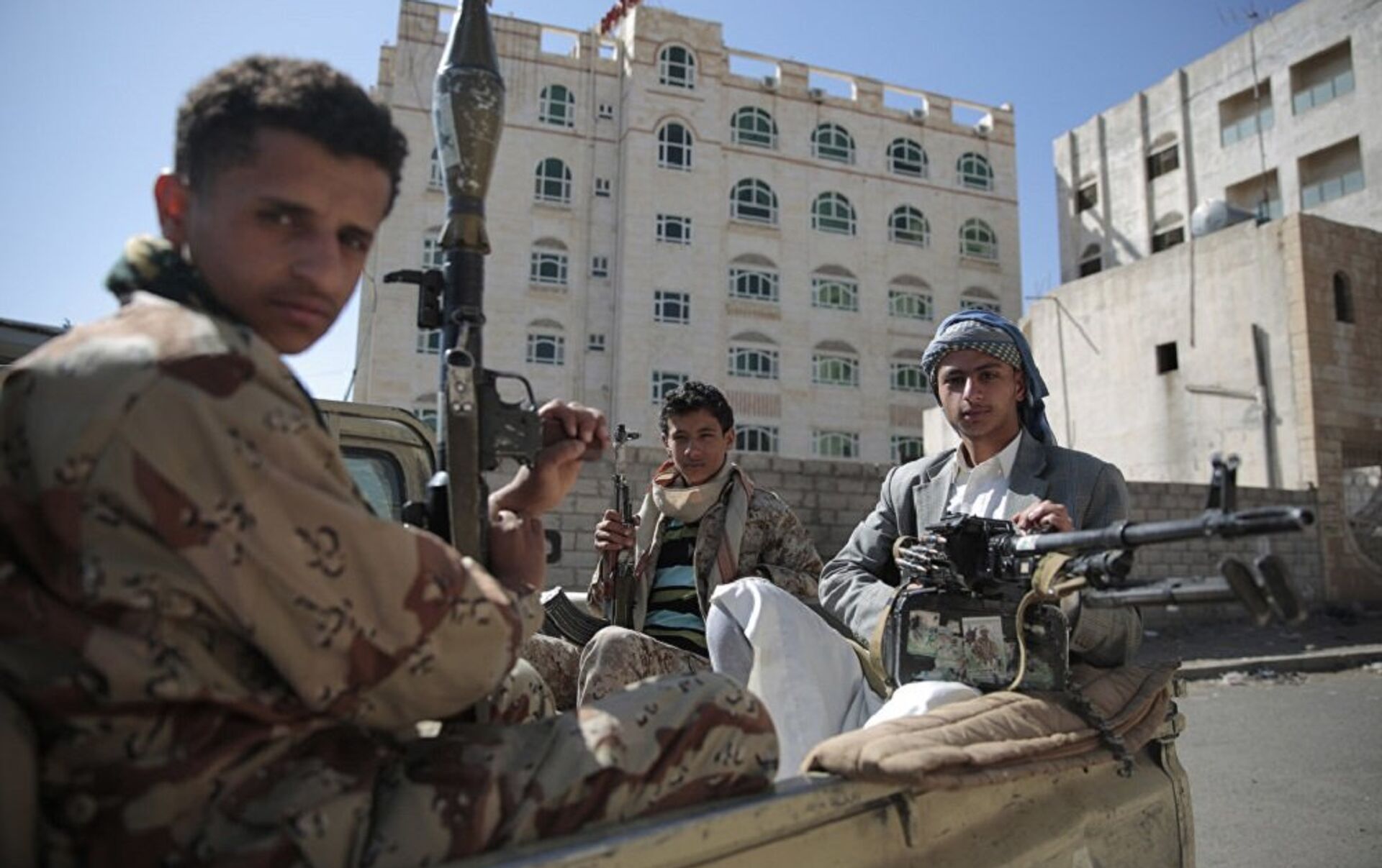 现场实拍！胡胡塞武装坐着皮卡、扛着AK，追着沙特坦克满地跑_凤凰网视频_凤凰网