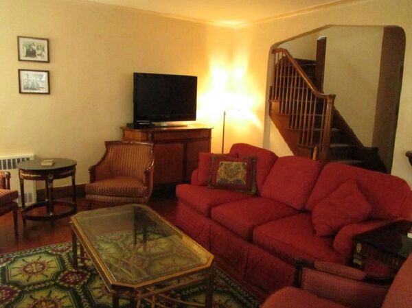 这是一栋两层小楼,内有5间卧室,位于纽约皇后区。地段不错,堪称黄金地段。 这是一栋两层小楼,内有5间卧室,位于纽约皇后区。地段不错,堪称黄金地段。 - 俄罗斯卫星通讯社