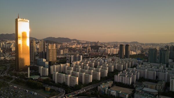 A general view shows apartment buildings surrounding the 63 tower (L) in Seoul - 俄罗斯卫星通讯社