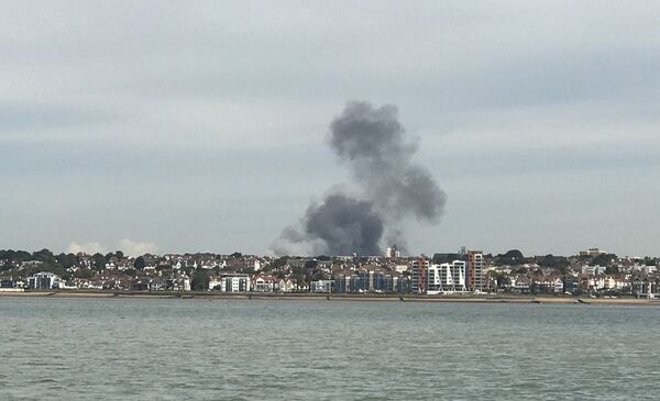 从《每日邮报》发布的照片可以看到大楼上空升起滚滚浓烟。 - 俄罗斯卫星通讯社