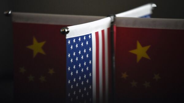 Chinese flags and American flags are displayed in a company in Beijing - 俄罗斯卫星通讯社