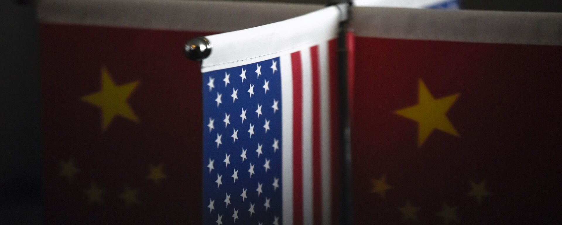 Chinese flags and American flags are displayed in a company in Beijing - 俄罗斯卫星通讯社, 1920, 19.03.2021