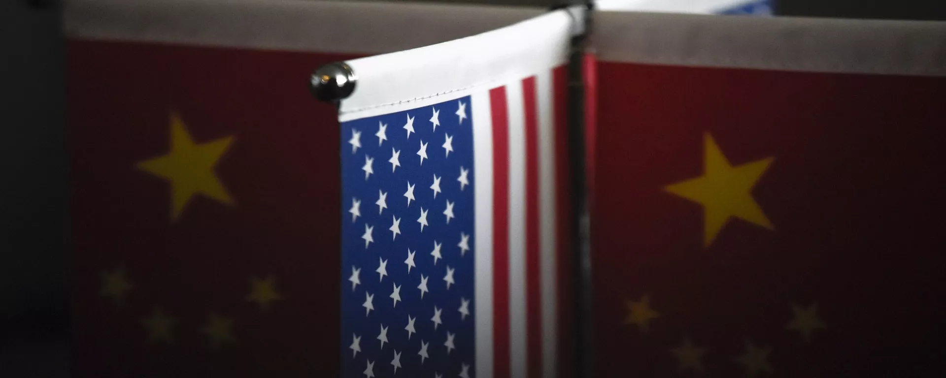 Chinese flags and American flags are displayed in a company in Beijing - 俄羅斯衛星通訊社, 1920, 19.03.2021