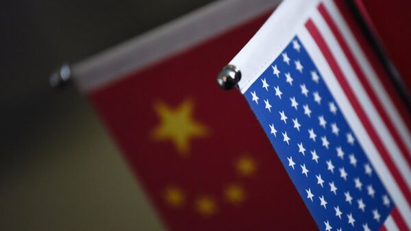 Chinese flags and American flags - 俄罗斯卫星通讯社