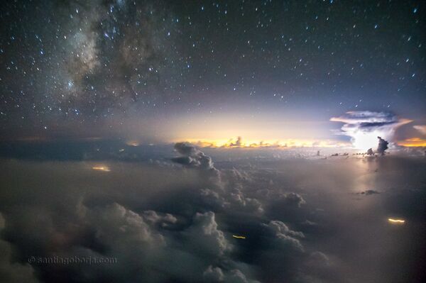 圣地亚哥·博尔哈·洛佩斯在飞行过程中多次亲眼目睹了意想不到的自然景观 圣地亚哥·博尔哈·洛佩斯在飞行过程中多次亲眼目睹了意想不到的自然景观 - 俄罗斯卫星通讯社