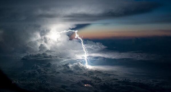 博尔哈从客机驾驶舱内拍下了令人震撼的雷雨云层和闪电图像。 博尔哈从客机驾驶舱内拍下了令人震撼的雷雨云层和闪电图像。 - 俄罗斯卫星通讯社