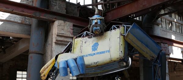 烏克蘭人用蘇聯ZAZ Zaporozhets汽車零件組裝變形金剛 - 俄羅斯衛星通訊社