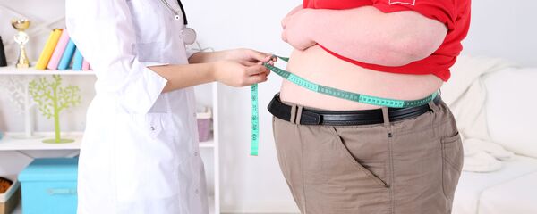 Врач измеряет талию у больного ожирением - 俄罗斯卫星通讯社