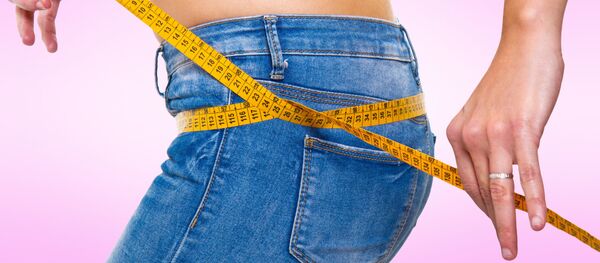 Девушка измеряет сантиметром бедра - 俄羅斯衛星通訊社