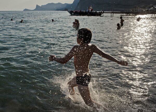 男孩在克里米亞的海灘上 - 俄羅斯衛星通訊社