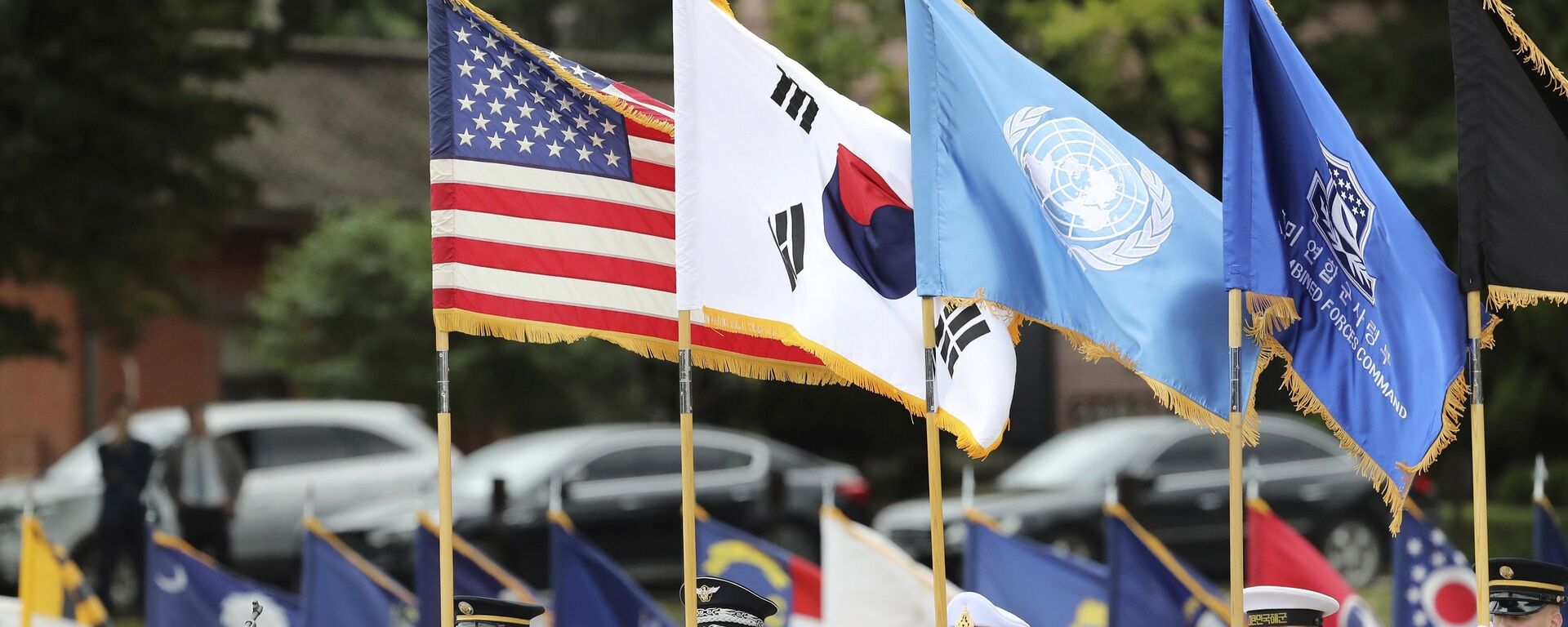 U.N. Command honor guards carry flags of the United States, the United Nations and South Korea during a change of command and change of responsibility ceremony for Deputy Commander of the South Korea-U.S. Combined Force Command at Yongsan Garrison, a U.S. military base, in Seoul - 俄羅斯衛星通訊社, 1920, 17.09.2022
