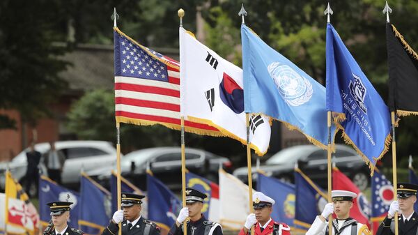 U.N. Command honor guards carry flags of the United States, the United Nations and South Korea during a change of command and change of responsibility ceremony for Deputy Commander of the South Korea-U.S. Combined Force Command at Yongsan Garrison, a U.S. military base, in Seoul - 俄罗斯卫星通讯社