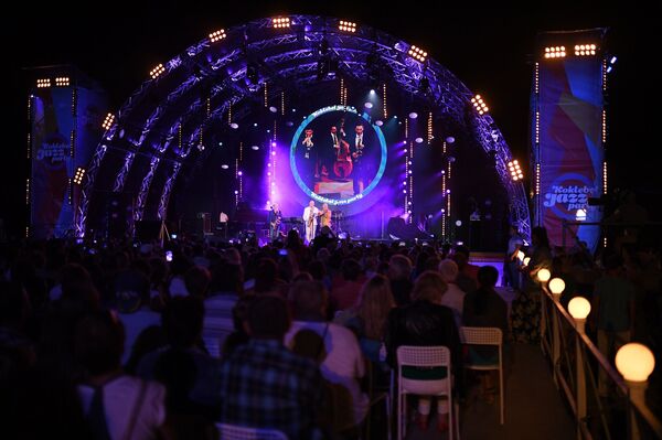 8月18日至20日,国际爵士乐联欢节科克特贝尔爵士派对在科克特贝尔村举行,参加者包括来自俄罗斯、美国、巴西、德国、法国、瑞士、韩国等国的一流爵士乐手。 8月18日至20日,国际爵士乐联欢节科克特贝尔爵士派对在科克特贝尔村举行,参加者包括来自俄罗斯、美国、巴西、德国、法国、瑞士、韩国等国的一流爵士乐手。 - 俄罗斯卫星通讯社