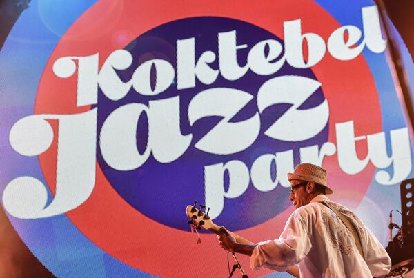 联欢节从2003年开始举办,已经15年了。这些年来,共有150个一流乐队来到这里。 联欢节从2003年开始举办,已经15年了。这些年来,共有150个一流乐队来到这里。 - 俄罗斯卫星通讯社