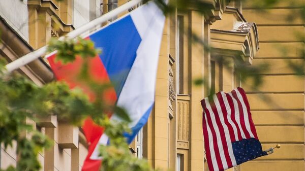 美國駐莫斯科大使館的俄美國旗 - 俄羅斯衛星通訊社