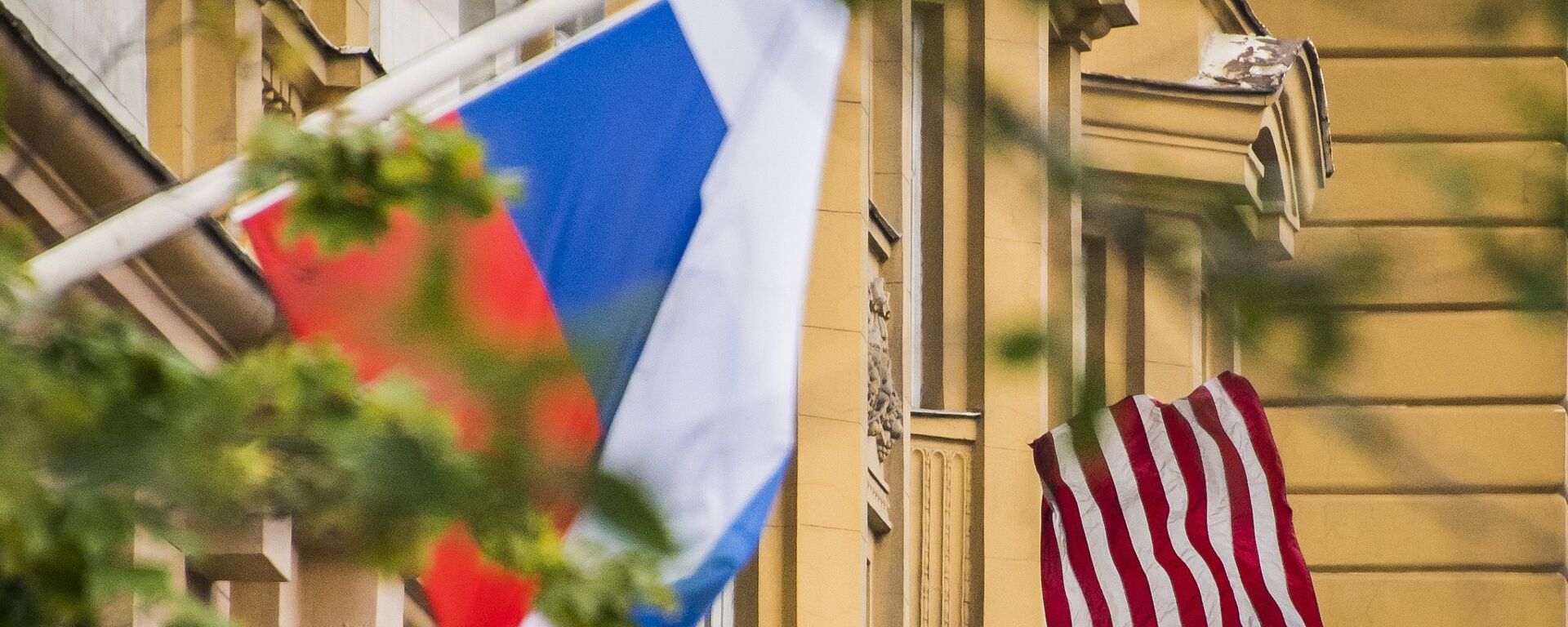 Флаги США и России на здании американского посольства в Москве - 俄罗斯卫星通讯社, 1920, 28.04.2021