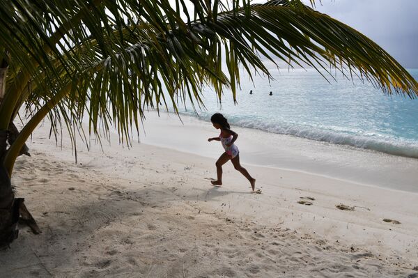 女孩 在海滩上 女孩 在海滩上 - 俄罗斯卫星通讯社
