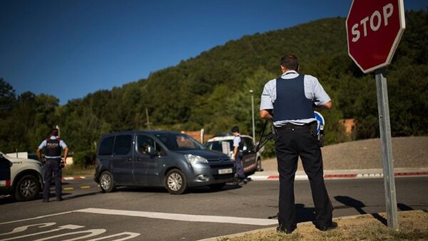 媒體：西班牙警方在巴塞羅那省擊斃一名身著自殺式炸彈腰帶的男子 - 俄羅斯衛星通訊社
