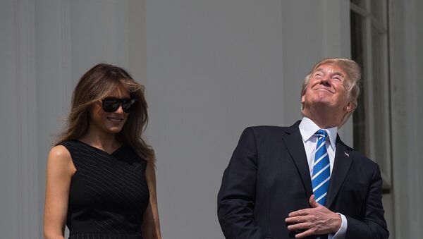 Президент США наблюдает за солнечным затмением - 俄羅斯衛星通訊社