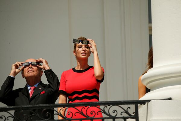 美国商务部长威尔伯·罗斯和总统高级顾问伊万卡·特朗普在白宫观看日食。 - 俄罗斯卫星通讯社