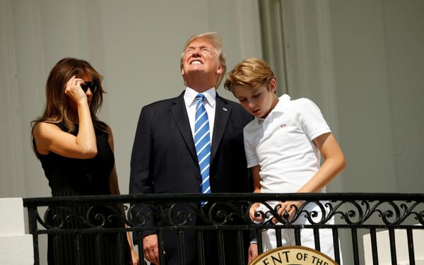 美国总统唐纳德特朗普与妻子梅拉尼亚和儿子在白宫观看日食 - 俄罗斯卫星通讯社