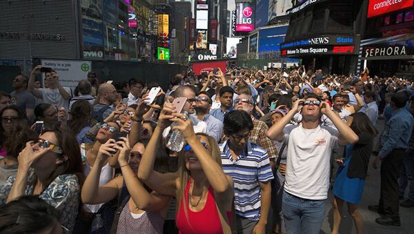 Люди наблюдают за солнечным затмением в Нью-Йорке - 俄羅斯衛星通訊社