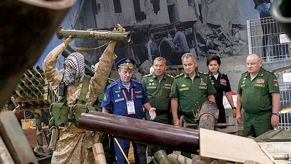 俄防长在“军队-2017”论坛期间参观缴获的叙武装分子武器 - 俄罗斯卫星通讯社