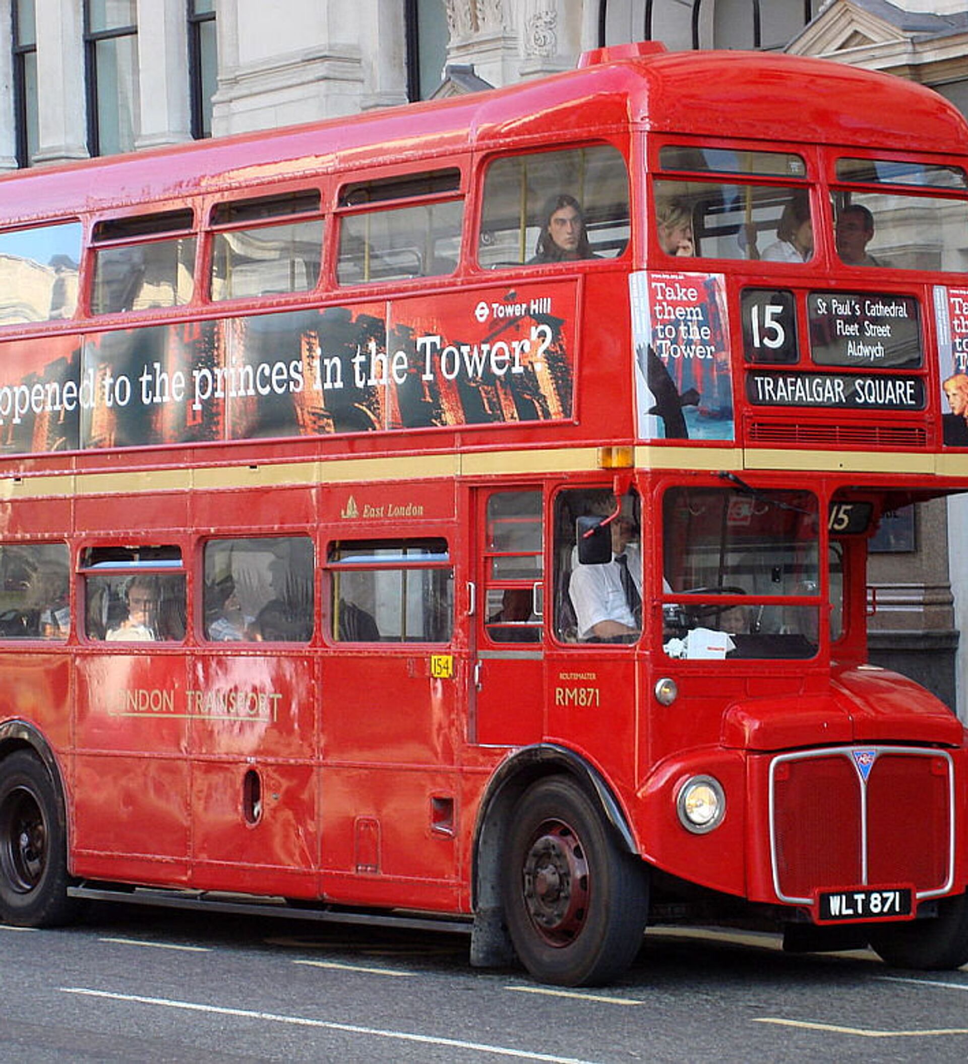 英国伦敦标志性的红色双层巴士高清摄影大图-千库网