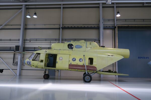 最終裝配車間。用專門的機器人平台傳輸直升機，它最多可承載50噸的物體。 飛行員模擬器系統 - 俄羅斯衛星通訊社