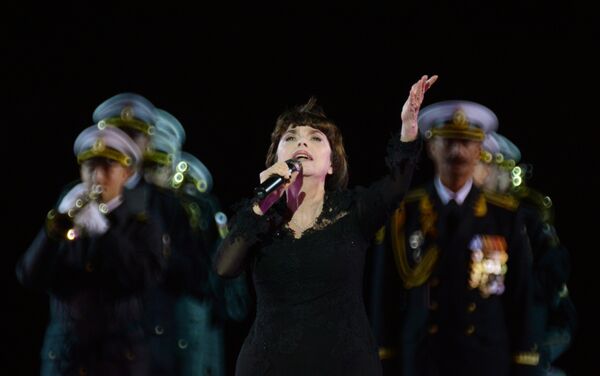法國歌手米雷耶∙馬蒂厄參加第十屆“斯巴斯卡亞塔樓”國際軍樂節開幕式 - 俄羅斯衛星通訊社