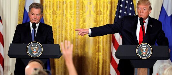 特朗普在記者會上混淆兩名金髮女記者 - 俄羅斯衛星通訊社