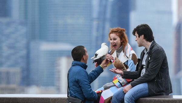 Молодые люди на смотровой площадке в Москве - 俄罗斯卫星通讯社