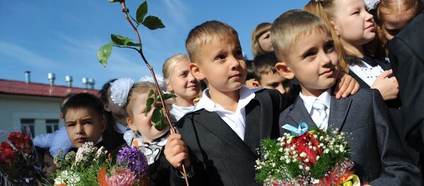 Первоклассники на праздничной линейке в средней школе №1 в Чите в День знаний - 俄罗斯卫星通讯社