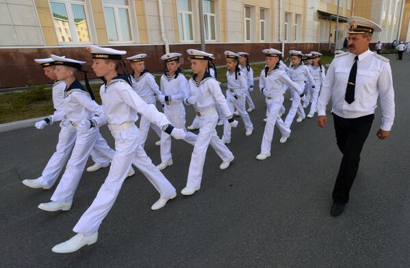 纳希莫夫海军学校符拉迪沃斯托克分校学生 - 俄罗斯卫星通讯社