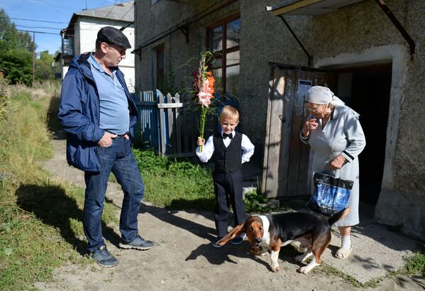家長送新生入學，斯維爾德洛夫斯克州卡利諾沃鎮 - 俄羅斯衛星通訊社