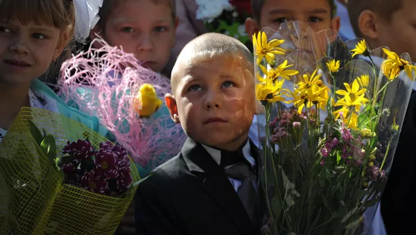 Первоклассники на праздничной линейке в средней школе поселка городского типа Атамановка Читинского района Забайкальского края в День знаний - 俄羅斯衛星通訊社