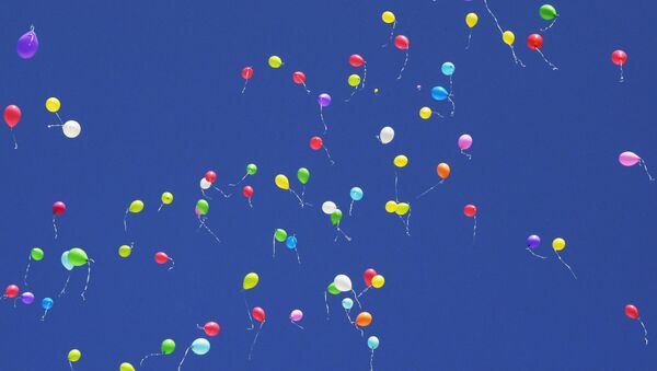 生態學家呼籲畢業生不要放氣球慶祝以免污染環境 - 俄羅斯衛星通訊社