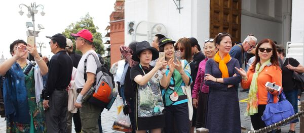 Туристы на выходе из Спасской башни в Москве - 俄罗斯卫星通讯社