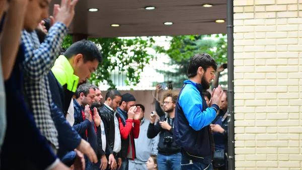 數百人前往莫斯科緬甸大使館參加抗議活動 - 俄羅斯衛星通訊社