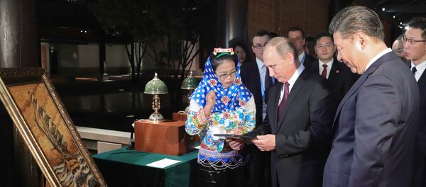 普京送习近平琥珀画和玉石灯 - 俄罗斯卫星通讯社