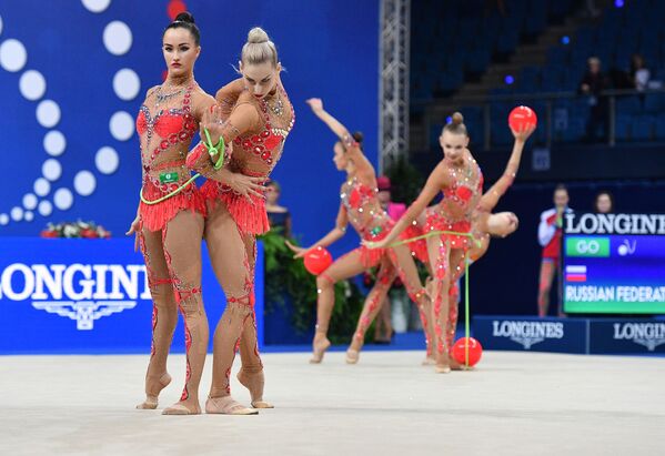 俄羅斯國家隊女運動員們利用三個球、兩個跳繩及五個體操環完成體操動作 - 俄羅斯衛星通訊社