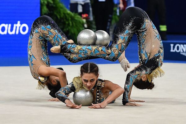 阿塞拜疆国家队的女运动员们利用三个球及两个跳绳完成体操动作 - 俄罗斯卫星通讯社