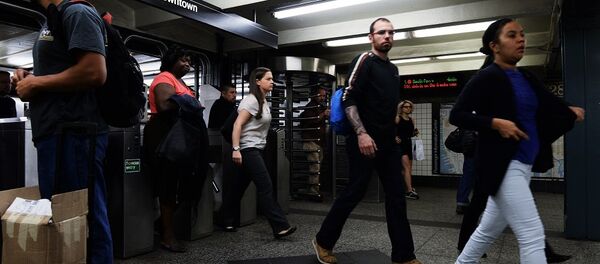 《花花公子》模特讓地鐵上的乘客從她由美元製成的裙子上任意撕取鈔票 《花花公子》模特讓地鐵上的乘客從她由美元製成的裙子上任意撕取鈔票 - 俄羅斯衛星通訊社