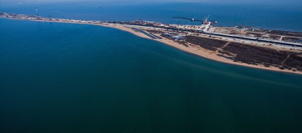 俄联邦海军军舰通过克里米亚拱形桥下的视频被公布 - 俄罗斯卫星通讯社