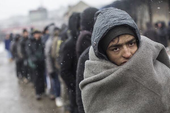 難民在貝爾格萊德的。 亞歷山德羅·馬丁內斯·韋列斯，西班牙。 圖為：一名青年在為住在貝爾格萊德火車站廢棄倉庫附近的阿富汗和巴基斯坦難民燒水的一個大桶里洗澡。 - 俄羅斯衛星通訊社
