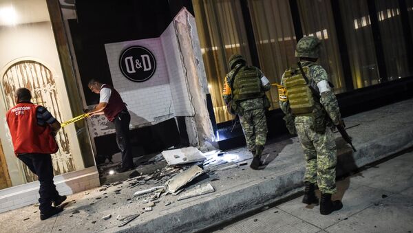 Members of the Mexican army look at damage caused by an earthquake in the Port of Veracuz - 俄羅斯衛星通訊社