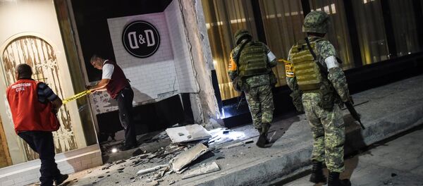 Members of the Mexican army look at damage caused by an earthquake in the Port of Veracuz - 俄羅斯衛星通訊社