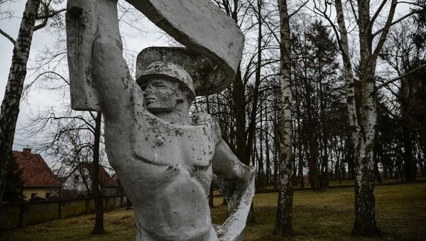 俄羅斯外交部稱波蘭拆遷蘇軍陣亡將士墓地的陵墓是褻瀆行為 - 俄羅斯衛星通訊社