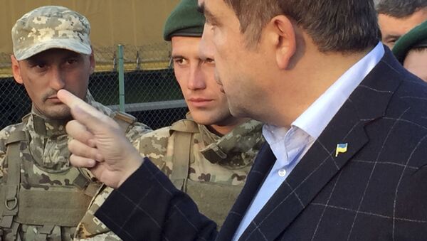萨卡什维利在支持者簇拥下步行经过边检站进入乌克兰境内 - 俄罗斯卫星通讯社