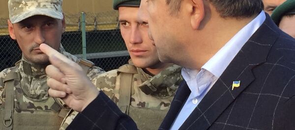 萨卡什维利在支持者簇拥下步行经过边检站进入乌克兰境内 - 俄罗斯卫星通讯社